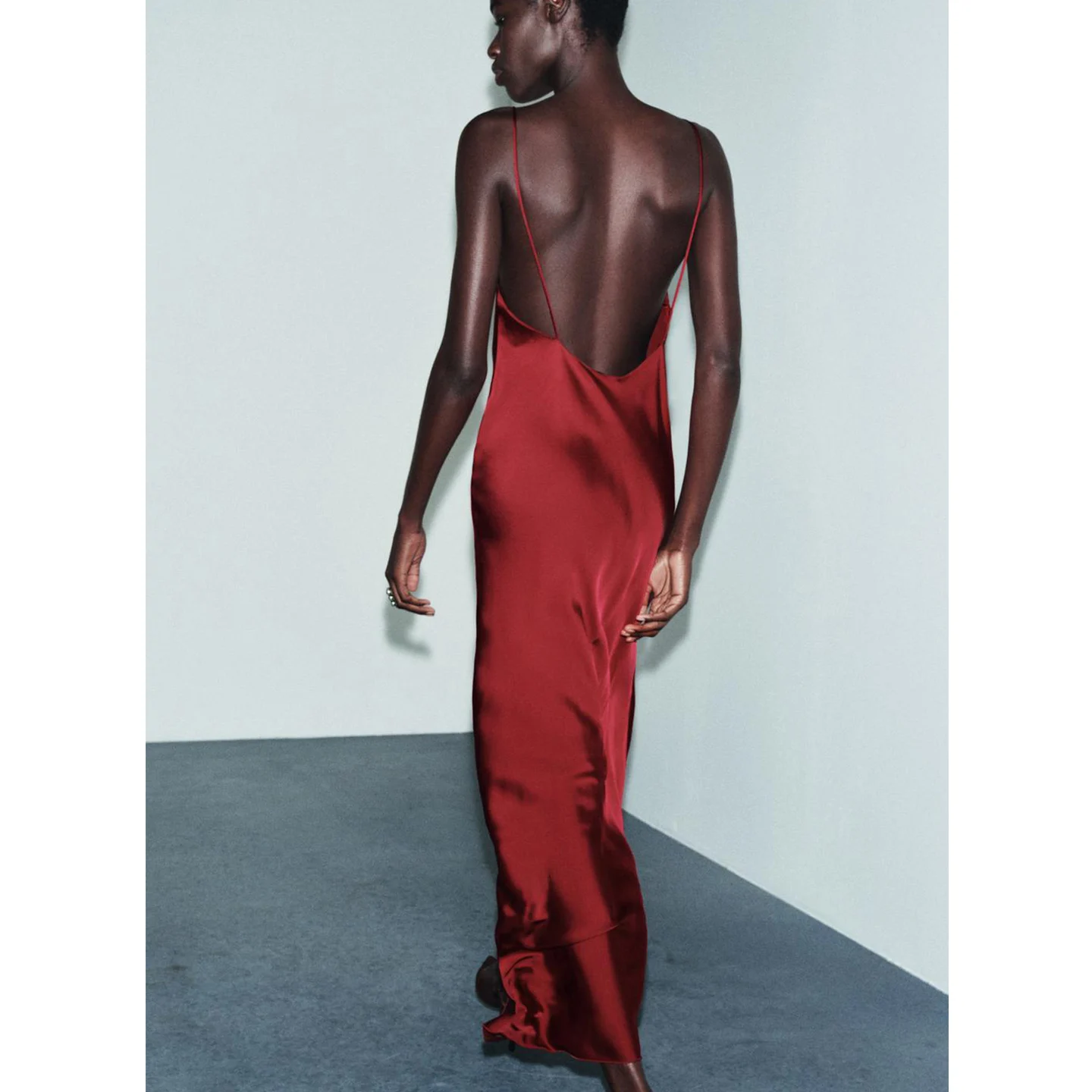 섹시한 V넥 A라인 실크 새틴 느낌 스트랩 드레스 신상 겨울 여성 패션 심플 슬림 요정 스커트 루즈핏 캐주얼웨어