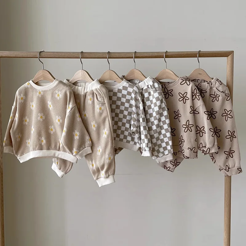 

4874 комплект детской одежды, корейский осенний костюм для маленьких мальчиков 2024, свободный махровый свитер с героями мультфильмов + брюки, повседневный костюм из двух предметов