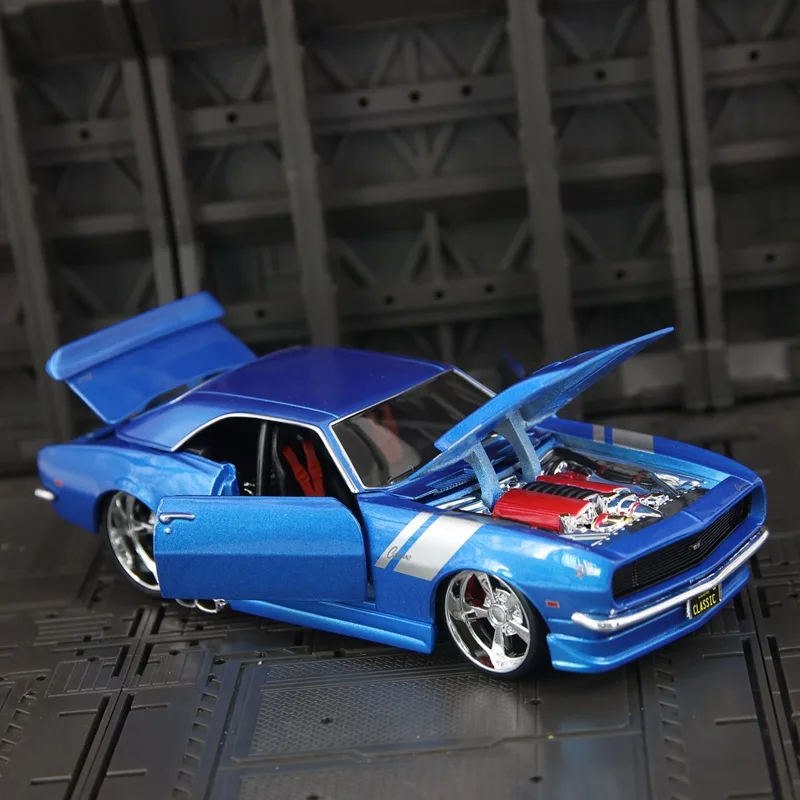 

1:24 Scale Z/28 1968 Vintage Diecast Model Alloy Car Classic Sportscar Collectible Ornament Home Display Sliding Toy for Kids