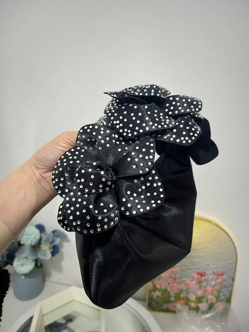 

Sweet and Cute Square Bag Half Moon Satin Shoulder Bags for Women Elegant Diamond Flower Handbag Wedding Party Dinner Bag