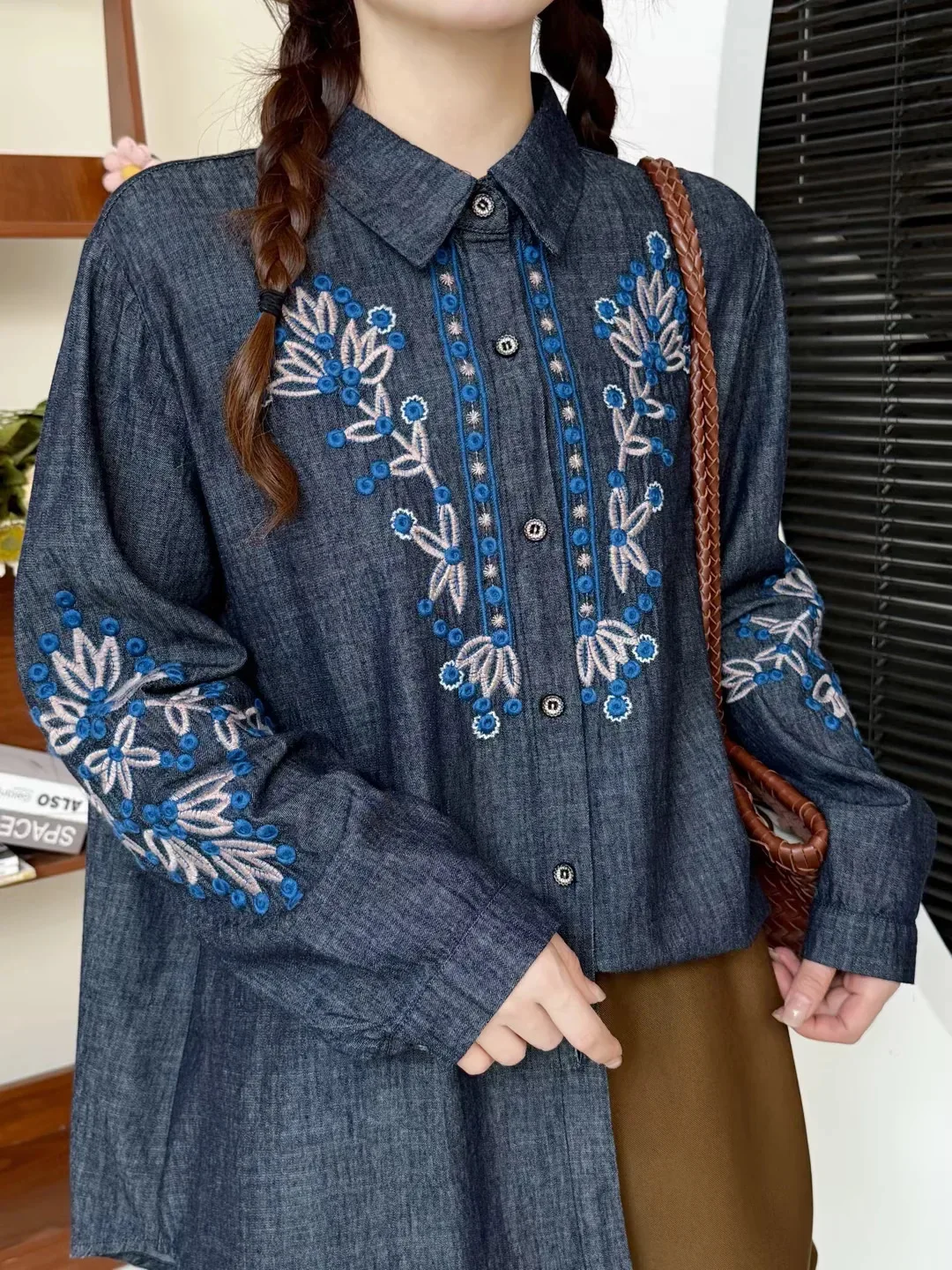 Nueva camisa vaquera de manga larga de otoño 2025, bordado con cuello vuelto para mujer, blusa holgada versátil Retro OL para chica Mori T58827CC