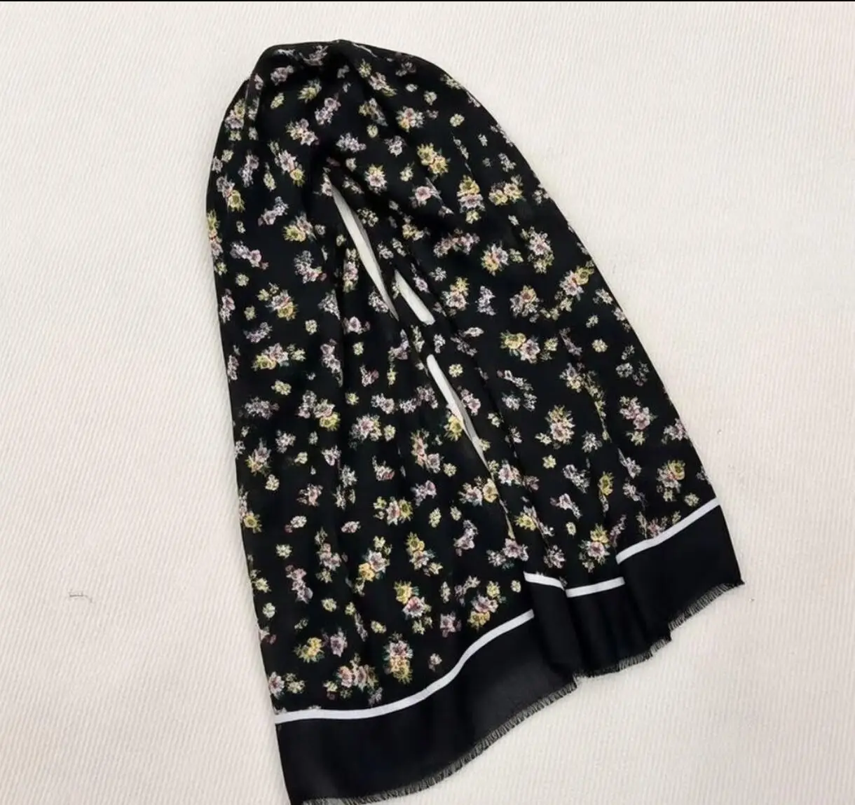 New soft print casual and simple gift from Spring and Autumn in Italy, trendy shawls and scarves