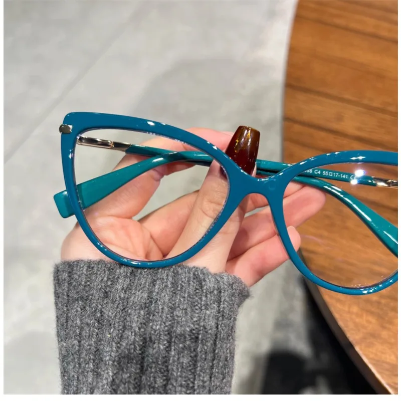 

Retro Cat-eye Myopia Glasses for Women Can Be Paired with A Square and Round Face Frame To Show Off The Small Frame