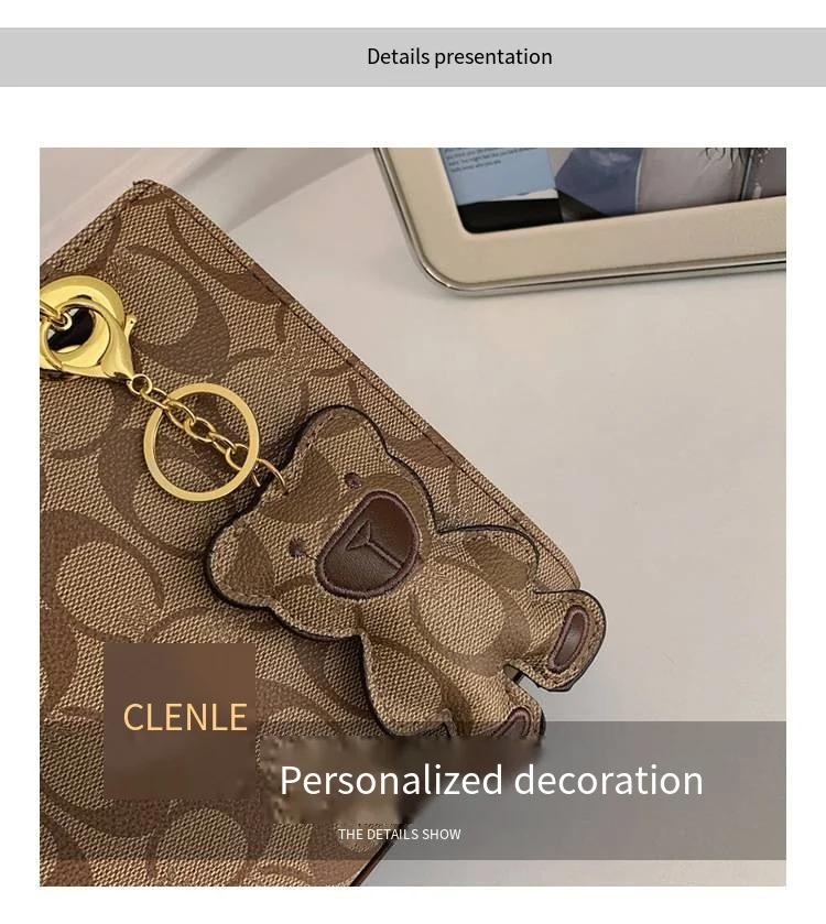 Luxuriöse Damenhandtasche im Vintage-Stil mit klassischem Monogramm, modische Designer-Tragetasche mit Bären-Anhänger für den Alltag und Verabredungen – Detail 3