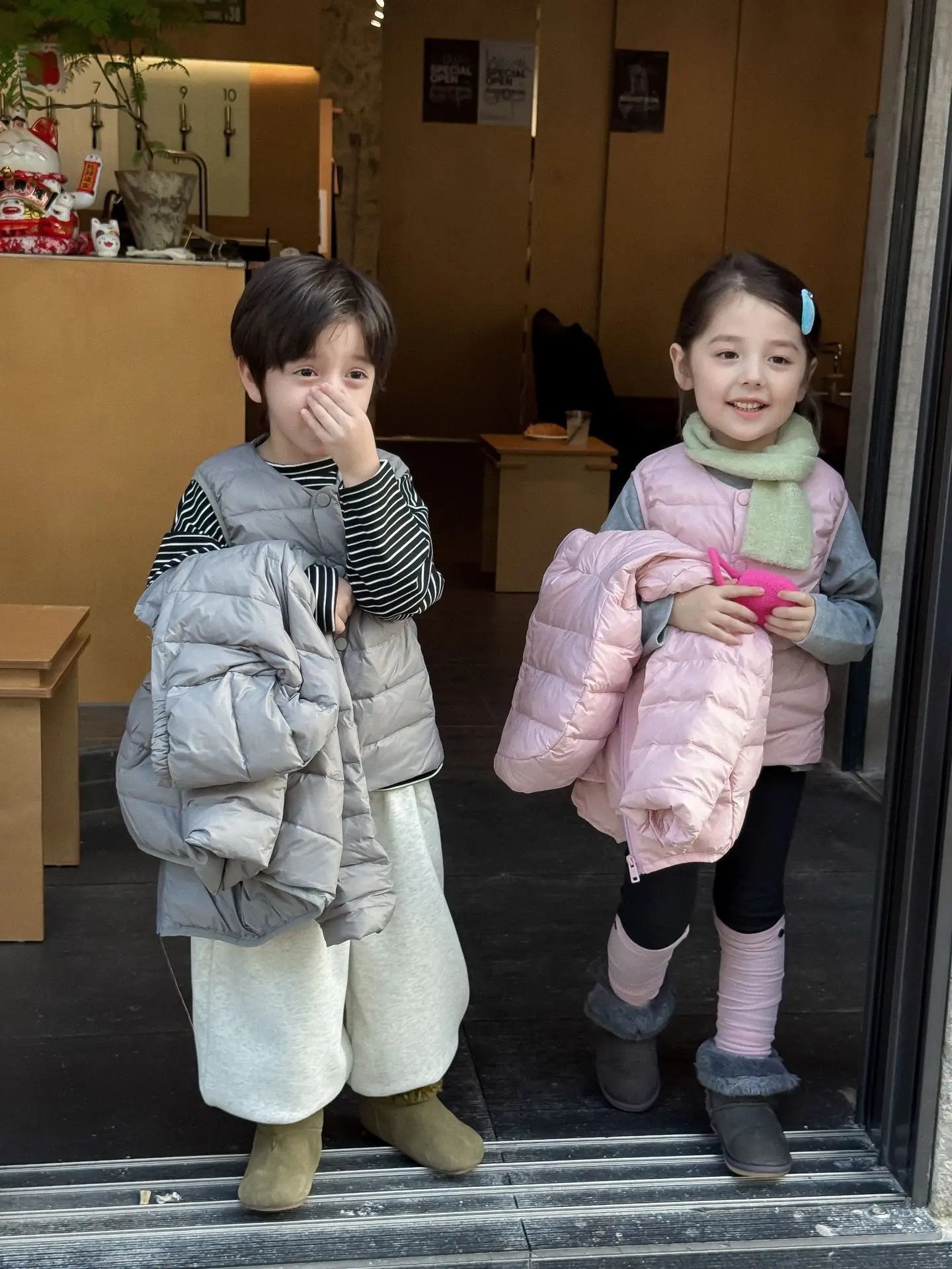 

Жилет для маленьких мальчиков от 3 до 8 лет, зима 2025, 90% белая утка, теплый жилет для маленьких девочек, тонкий однотонный жилет без рукавов для мальчиков, топ