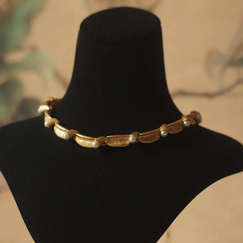 

2025 New Western-Style Retro-Inspired Pearl Simulant Book-Motif Necklace - Regal Aesthetic Affordable Luxury ArtisanBirthdayGift