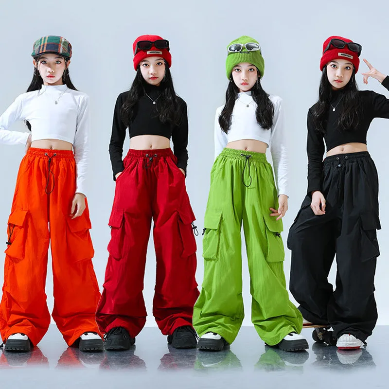 ชุดเต้นแจ๊สสำหรับเด็กผู้หญิง ชุดเต้นเคป๊อป ชุดฮิปฮอปสำหรับเด็ก ชุดแสดงบนเวที เสื้อยืดสีดำ กางเกงคาร์โก้สีแดง