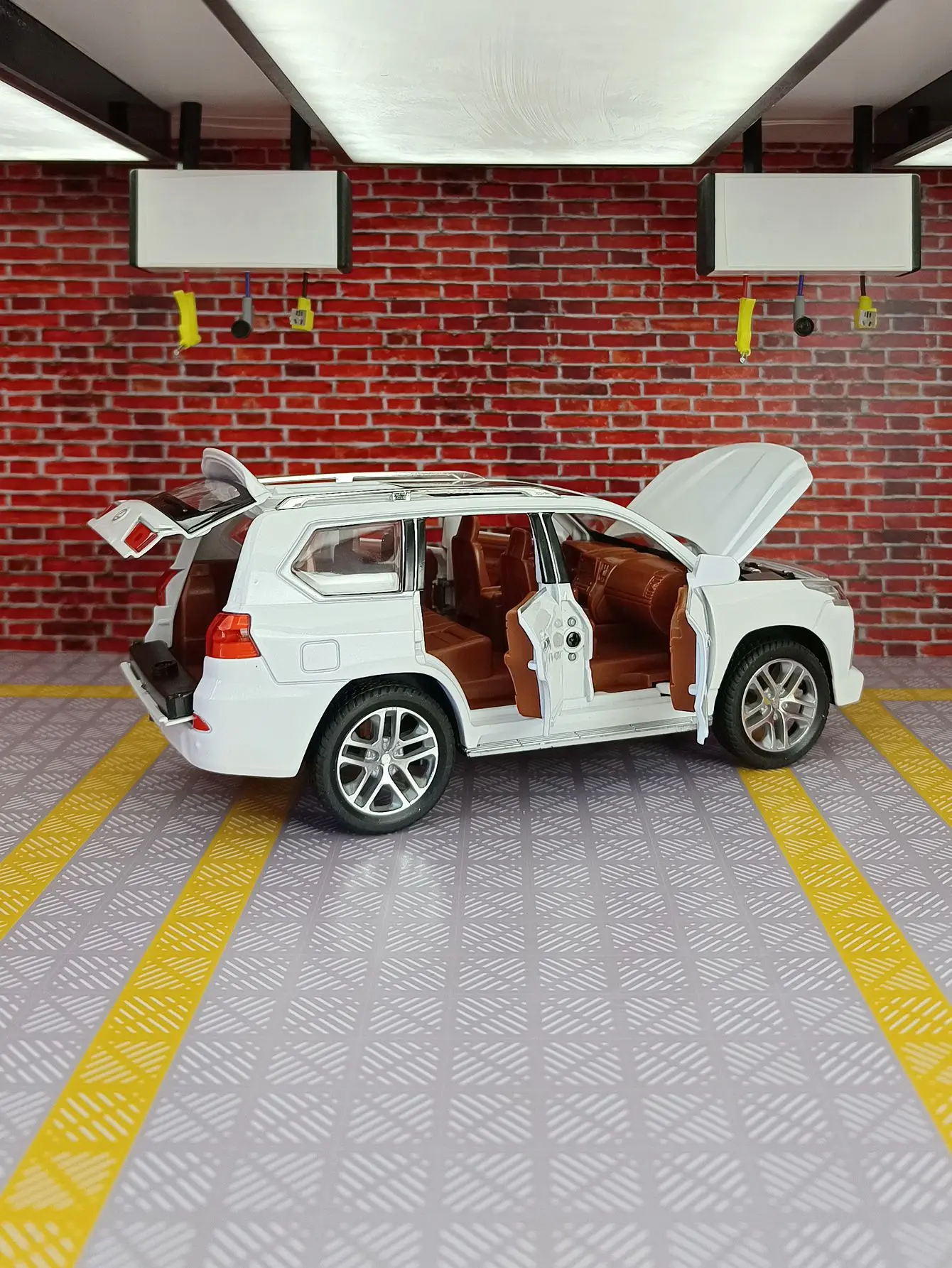 

1:24 LX570 модель автомобиля из сплава, украшения, детские игрушечные двери и багажник капота, можно открыть в качестве подарка другу на день рождения