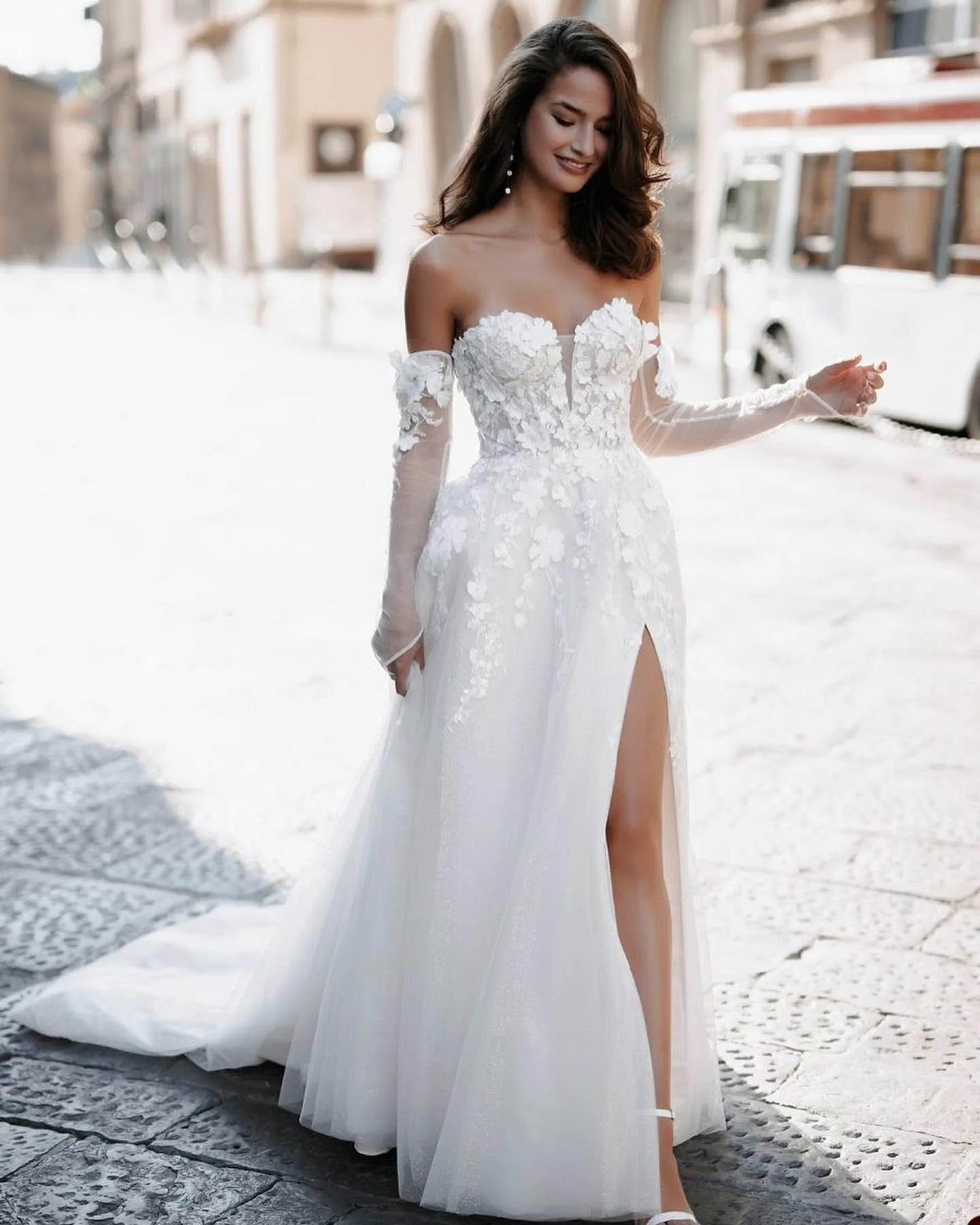 Gorgeous A-line Wedding Dress for Women Strapless Off Shoulder Feathers Applicant Tulle Court Gown Custom Made Robe De Mariée