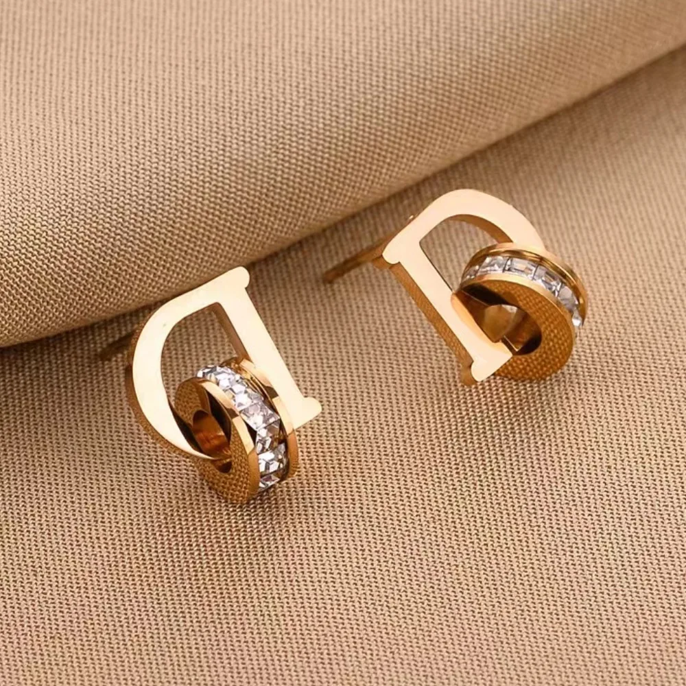 2026 New Stainless Steel Earrings. Stainless Steel D-Letter Design Circular Pendant, Small and Cute Women's Earrings.