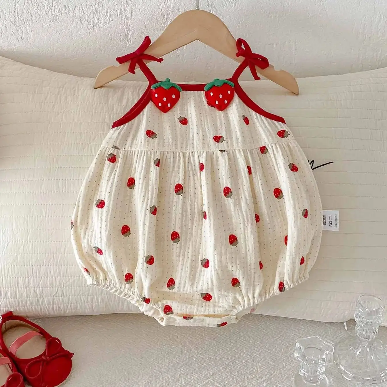 新しい夏の女の赤ちゃんロンパースかわいい幼児ワンピースイチゴ新生児ジャンプスーツ幼児ホームウェアカジュアルパジャマ洗礼着用