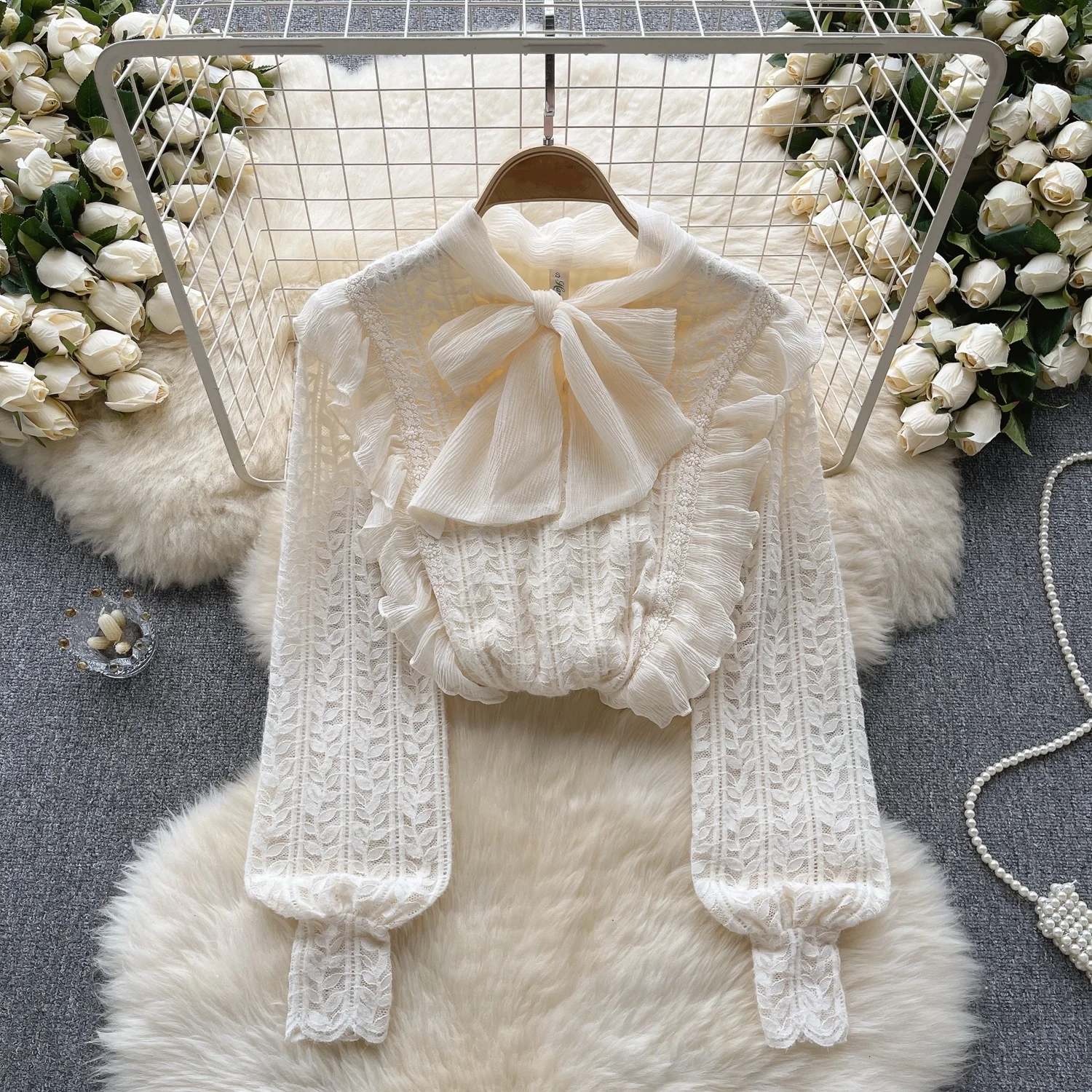 

Clothland женская милая белая блузка с галстуком-бабочкой и длинными рукавами, кружевная рубашка с оборками в корейском стиле, милые женские повседневные топы Mujer LB344