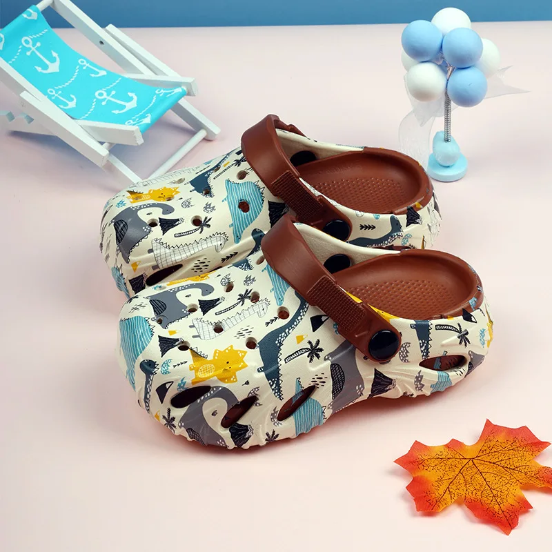 

Новые милые мультяшные тапочки для мальчиков 2026 года, нескользящие детские тапочки, летние пляжные сандалии для детей, сабо с закрытым носком для сада