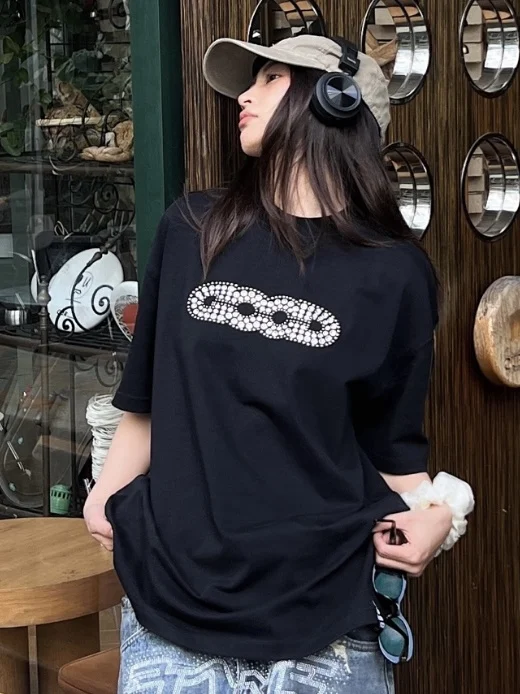 Belleri T-Shirt’ler Neden Her Yerde Popüler? Trendy, Konforlu ve Uygun Fiyatlı Moda Seçimi