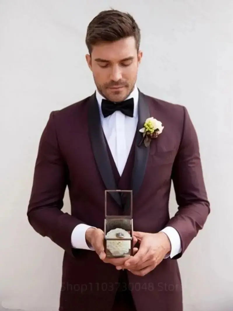 

Классический мужской смокинг-тройка темно-бордового цвета: пиджак с шалевым воротником, однобортный, жилет и брюки. Идеально для вечеринок и свадеб.