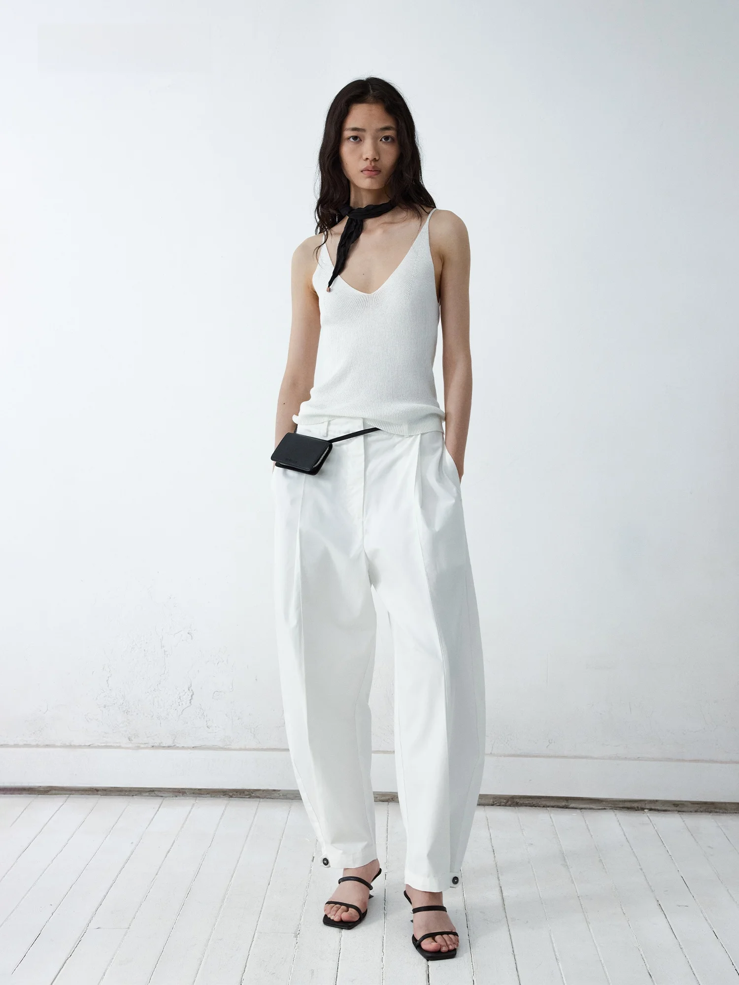 

Базовая майка с V-образным вырезом, универсальная, модная, летняя, стандартного кроя, цельная.