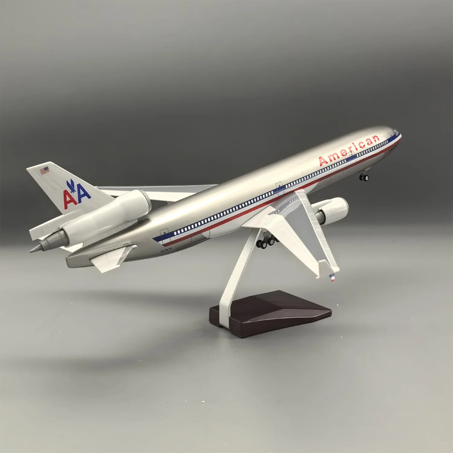 

1:130 Scale Aircraft Resin 47cm American MD-11 Diecast Airplanes Model Kit With Lights And Wooden Base Collectible Avaition Gift