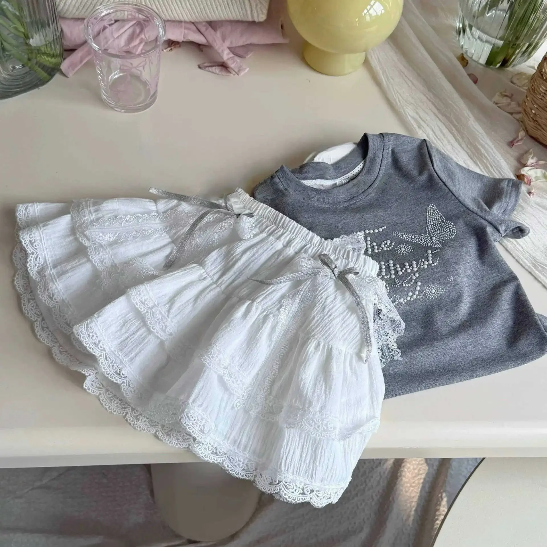 

Топы, футболки + многослойные юбки, детская одежда, комплект летней одежды для маленьких девочек 2025 года, повседневные костюмы с кружевным бантом на день рождения, 2 предмета, костюмы с бабочкой