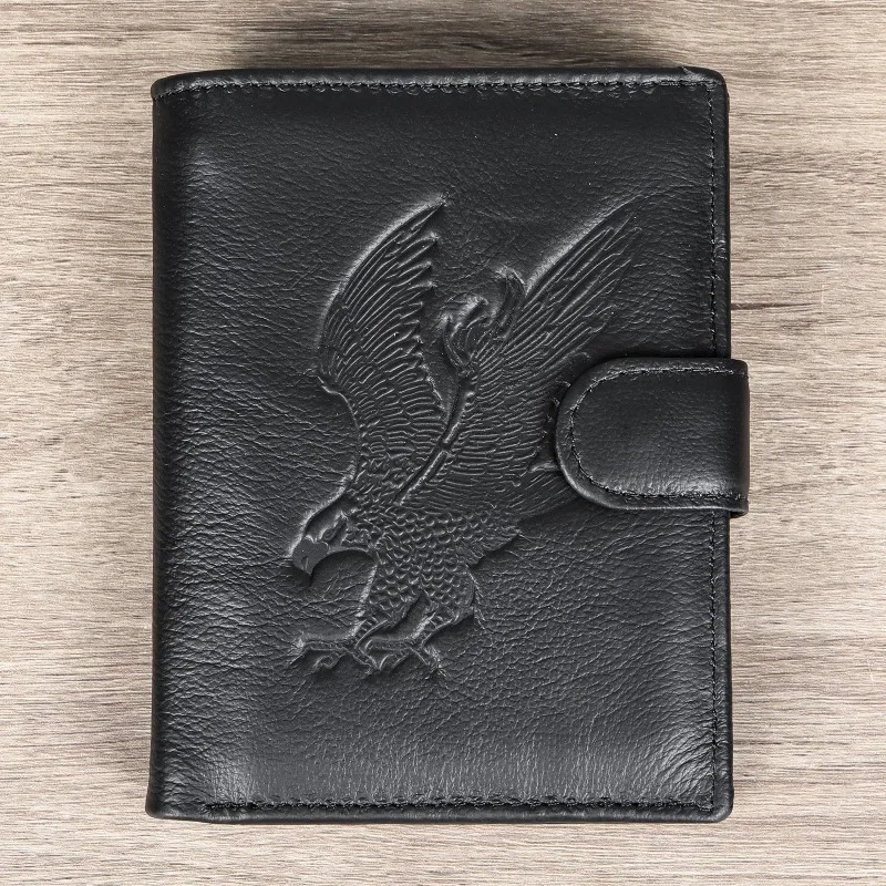 

RFID-устойчивый, магнитозащищенный, стильный мужской короткий кошелек. Изготовлен из натуральной кожи, имеет несколько отделений для карт и компактный дизайн.