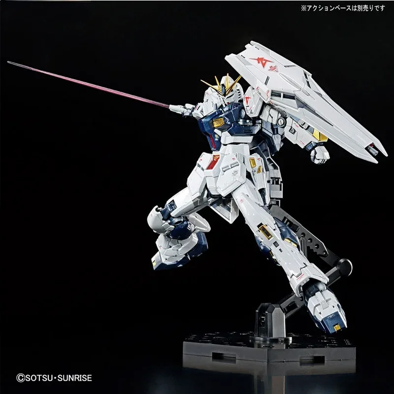 Bandai-Kit de modelo de Gundam, figura de Anime RG 1/144 V, Gundam, colección de acabado de titanio, figuras de acción de Gunpla, juguetes para niños