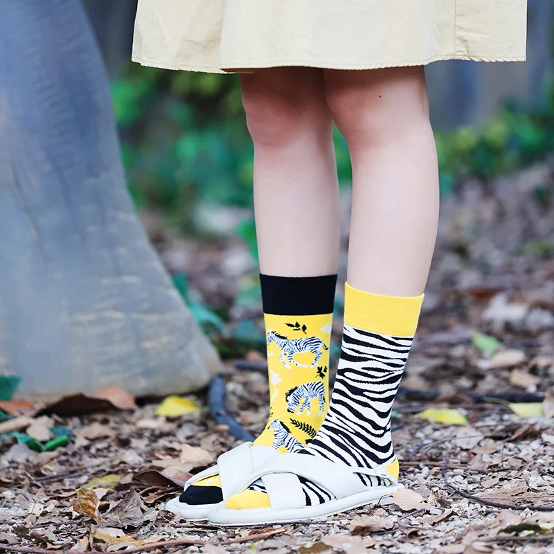 Neue asymmetrische Paar AB Mandarin Ente Mode Cartoon niedlich lustig Sport bunte mittlere Röhre Baumwollsocken – Detail 4