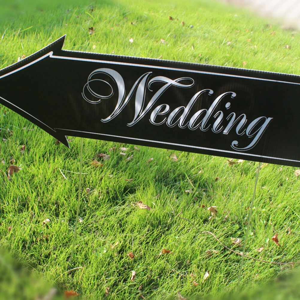 

2pcs Wedding Road Sign Kit Outdoor Lawn Plastic Plug Arrow Decorative Signs Party Event Iron Stakes Included Premium Material