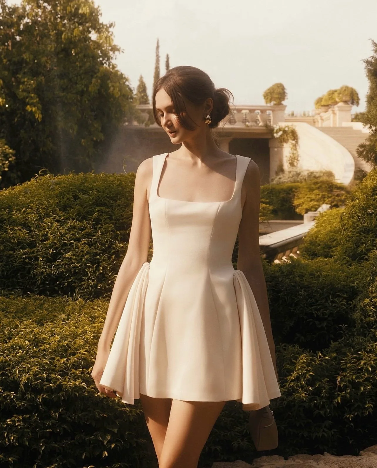 Estilo francés Beige verano Sexy Chic Mini vestido mujeres cuello redondo volantes sin mangas Vocation playa fiesta señoras vestido Vestidos nuevo