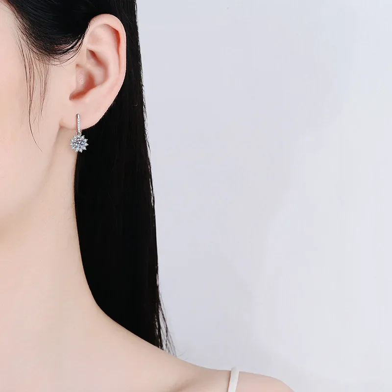 

18K Gold Studded Diamond Earrings with Sunflower 1-carat Moissanite PT950 Platinum Fashionable and Simple Earrings