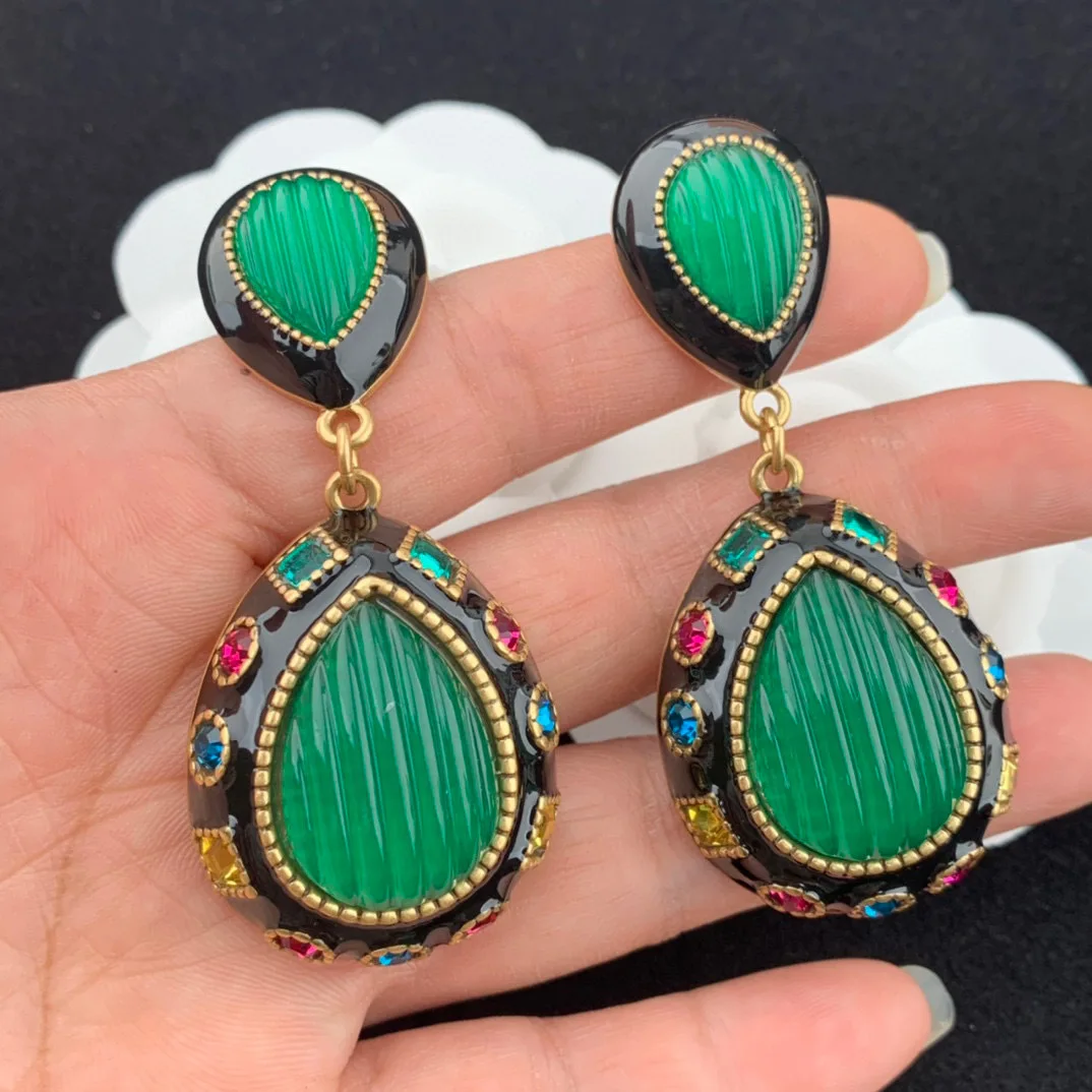 

French emerald green, simple and fashionable, niche, dignified, light luxury, high-end design, and earrings