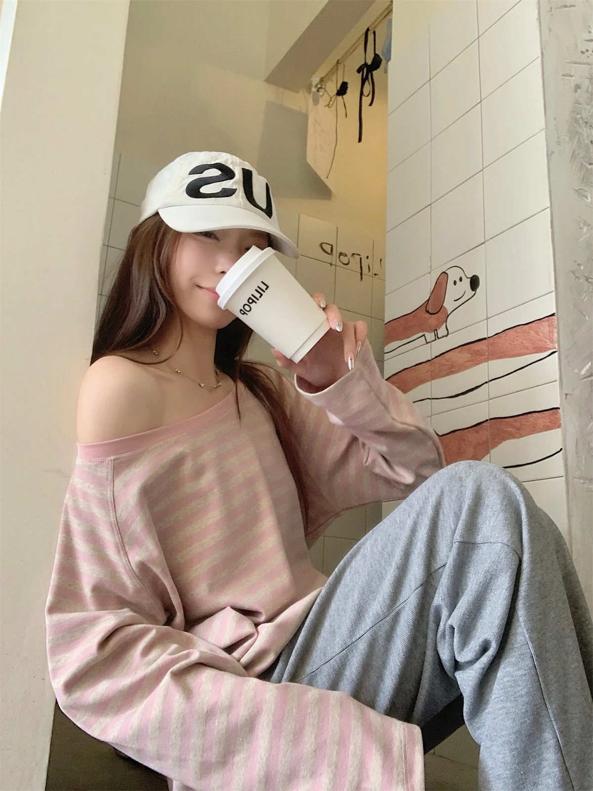Neues Damen-Herbst-Oberteil: Locker geschnittenes, gestreiftes Off-Shoulder T-Shirt für Studentinnen – Langärmliges Oberteil mit schrägem Schulterdesign für Mädchen und Frauen, lässiges Basic-Shirt – Detail 7