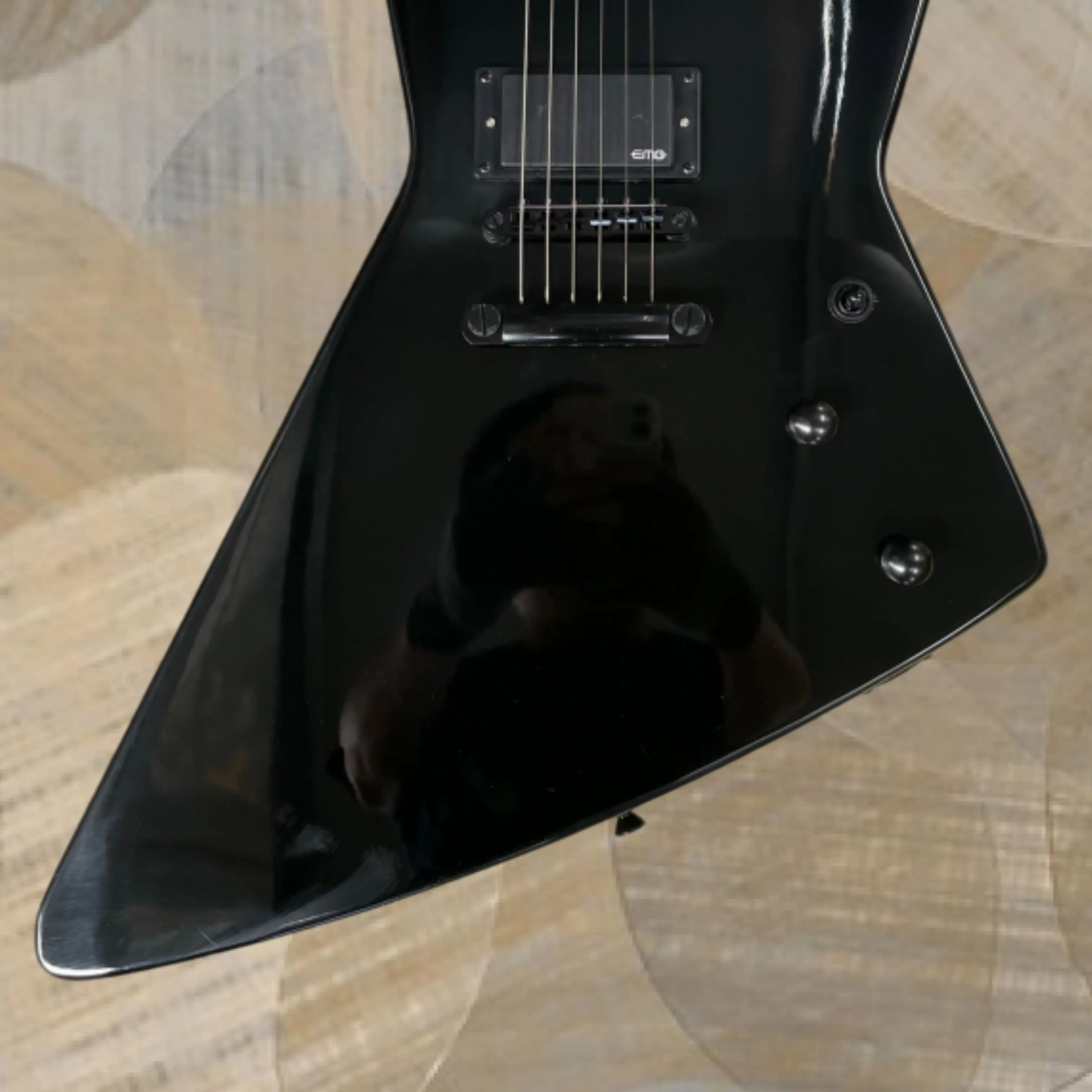 Bright Black Electric Guitar, Sharp Angular Body, Full Black Hardware Guitars, Precision Crafted for Live Performance Guitarra