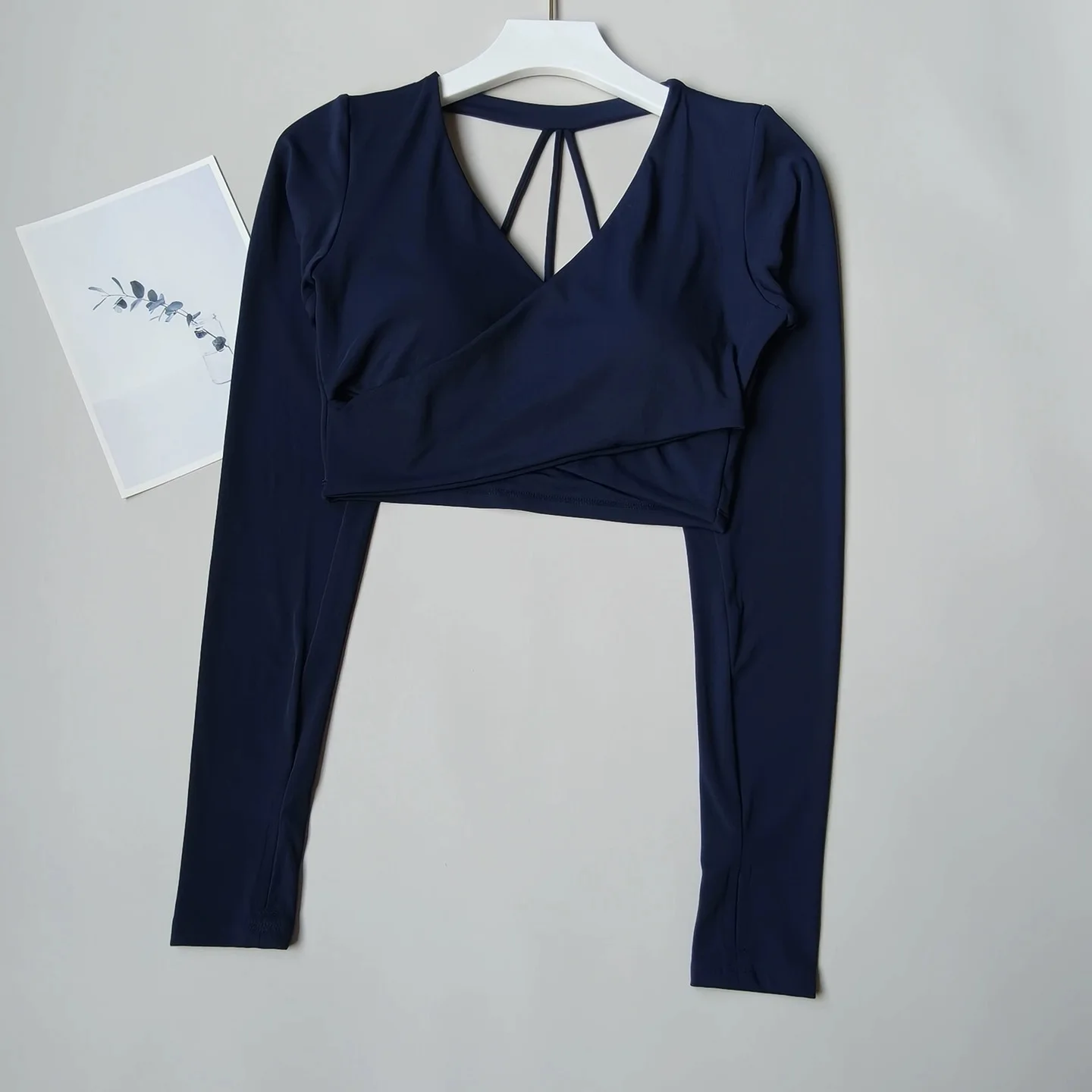 Kurzes Langarm-Yoga-Fitness-Outfit für Damen mit Brustpolstern für Yoga, Pilates und Workout – Detail 9