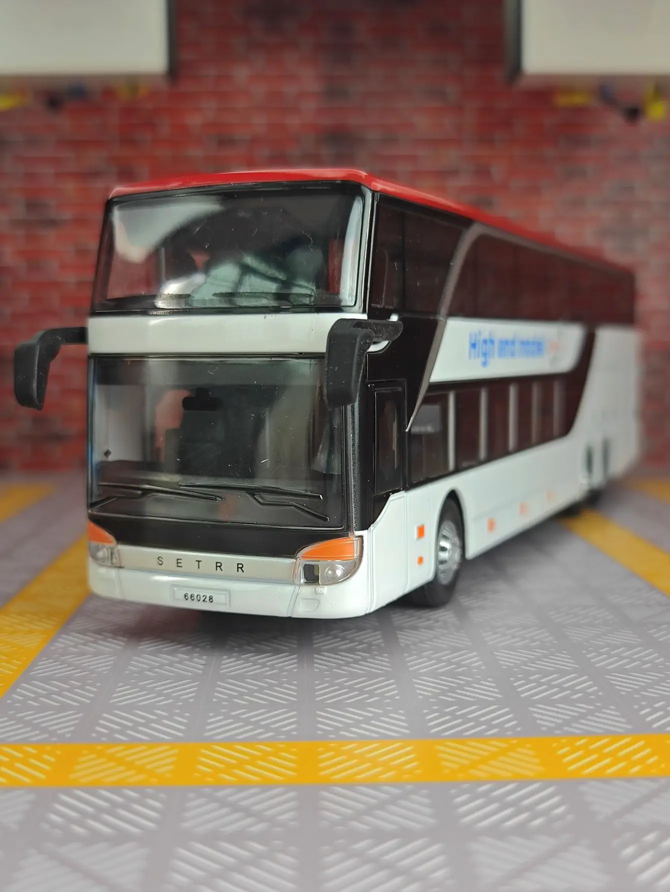 1: 30 simulation double decker bus alloy car model, doors can be opened with sound and light feedback, car ornaments,