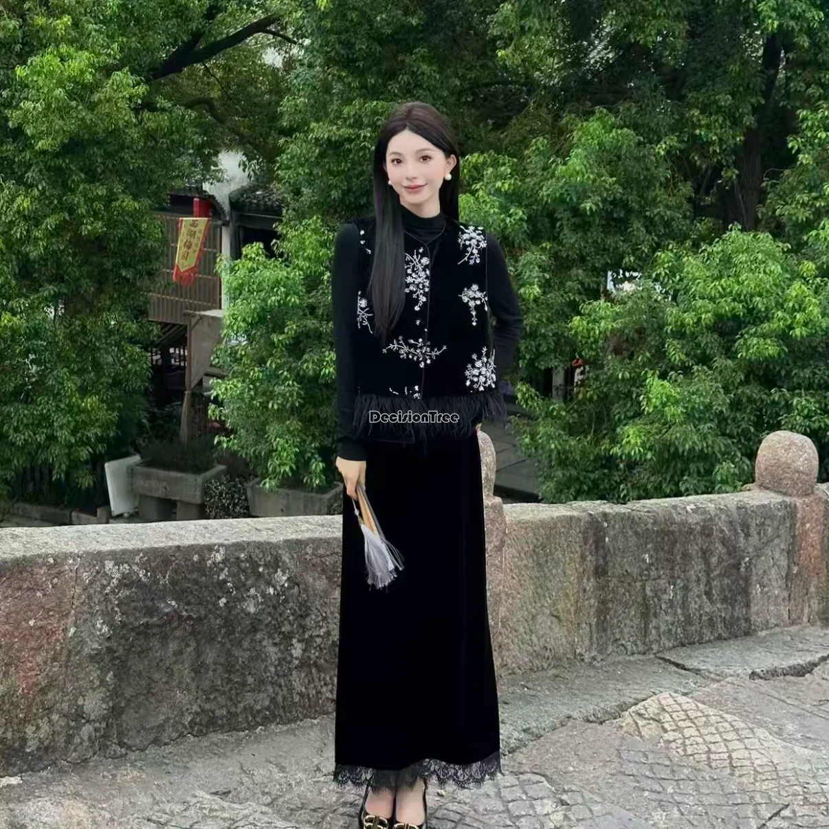 سترة نسائية مخملية جديدة على الطراز الصيني القديم لعام 2025 مع تطريز مطرز للخريف بدون أكمام سترة شيونغسام أنيقة