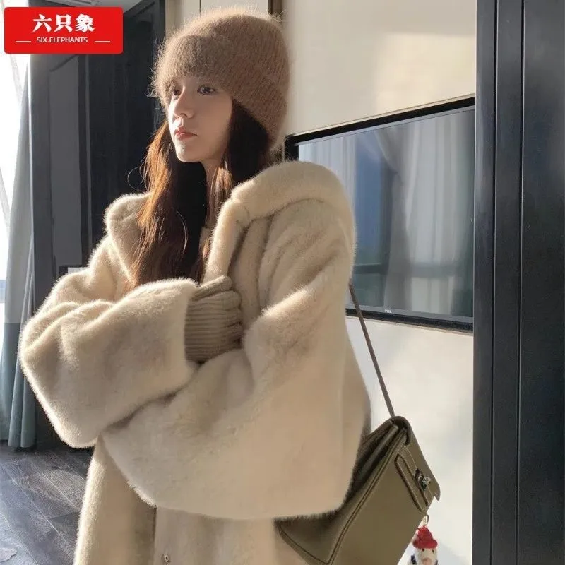 Un top ampio, spesso, delicato, giovanile e con cappuccio sul retro con pelliccia