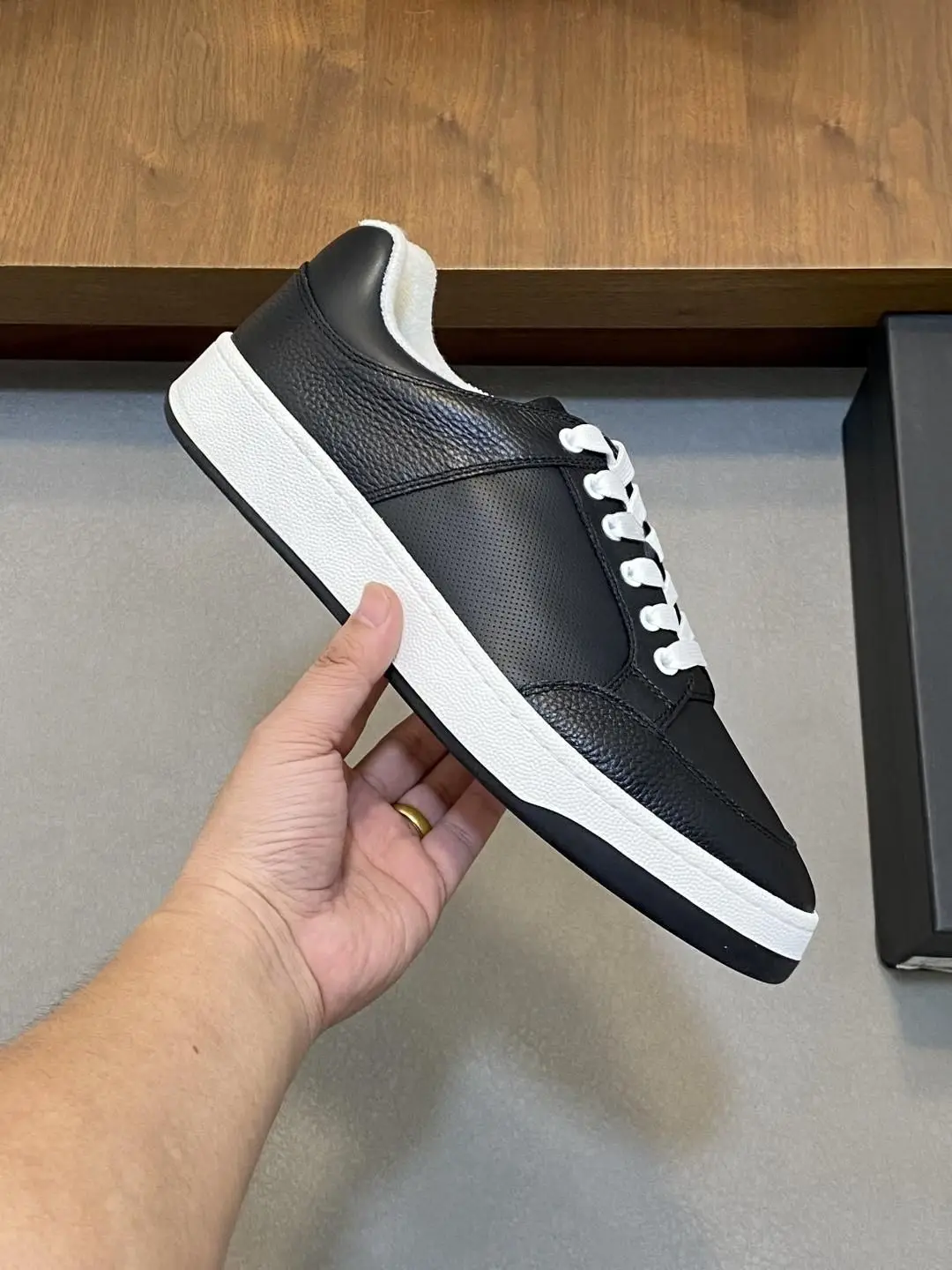 Unisex Fashion Lace Up Flat Sneakers Black Leather Design Two-Tone Sole All Match Street Outdoor Footwear