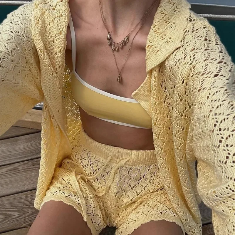 Set 2 Potong Rajutan Rajutan Berongga Atasan Kardigan Kancing Sebaris Setengah Lengan Kerah Lipat Musim Panas Wanita + Setelan Celana Pendek