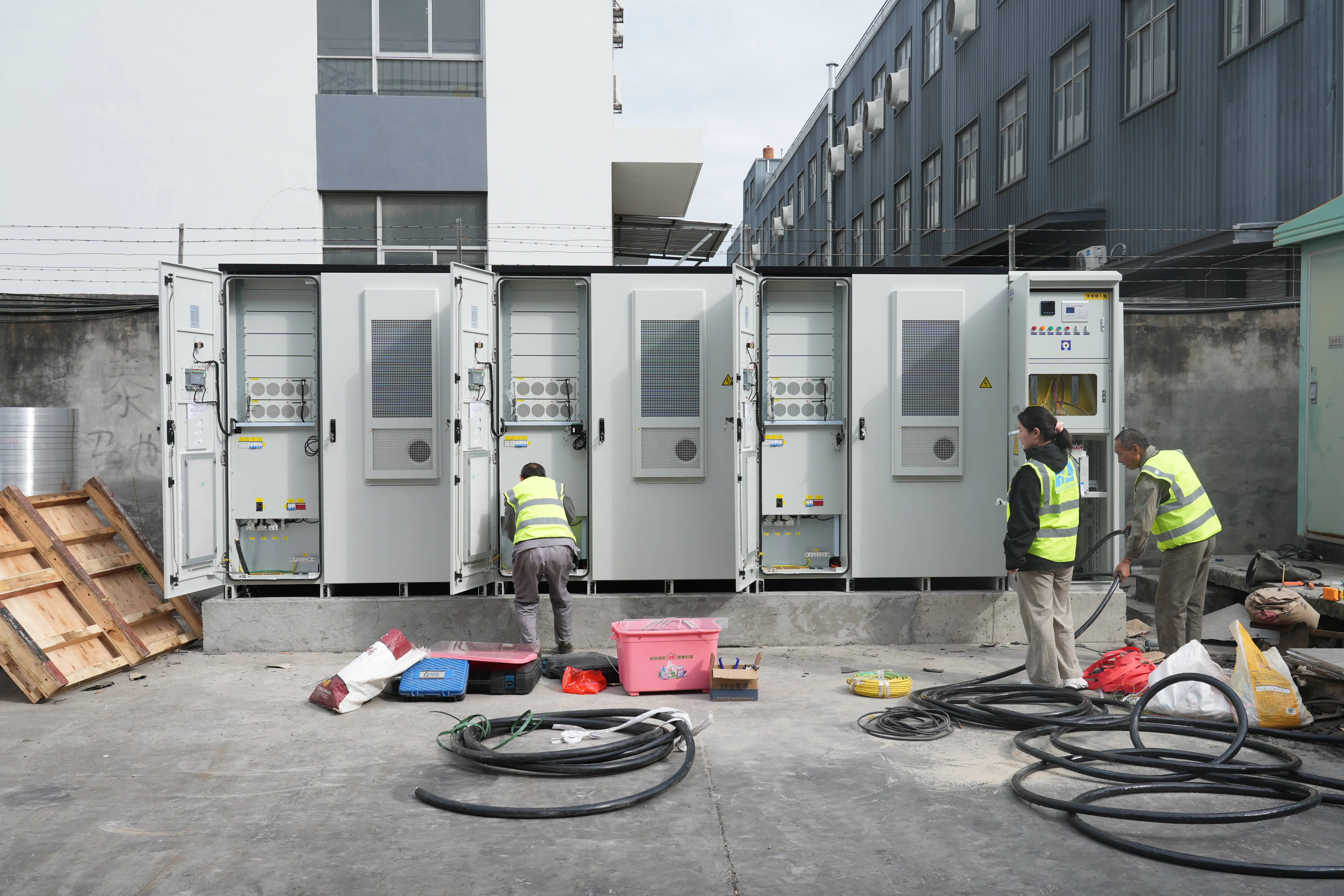 ESS High Voltage 100Kwh 200Kwh 215Kwh Lithium Ion Battery System Off-Grid Connection Rack Mount Cabinet for Industrial Energy