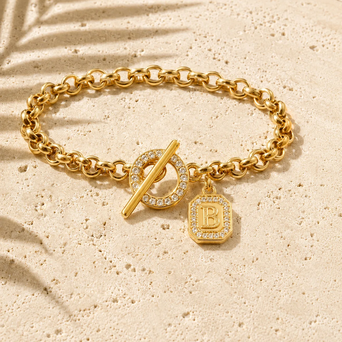 Vergoldete Personalisierte Initialen-Charm-Armbänder für Damen und Herren mit Kubischem Zirkonia und Knebelverschluss - Schmuckgeschenk für den Alltag – Detail 5