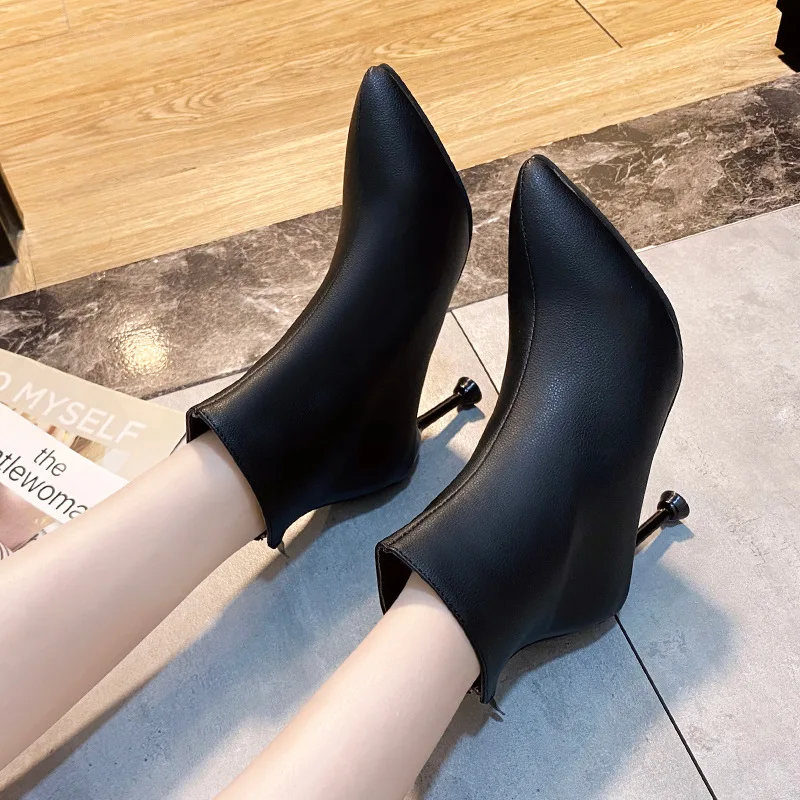 Damen-Stiefel im französischen Stil, Nische, spitze Zehen, Stiletto, kurze Stiefel, Katzenabsatz, gebrochenes Weiß, schmale Stiefel, Großhandel, Winter-High-Heels