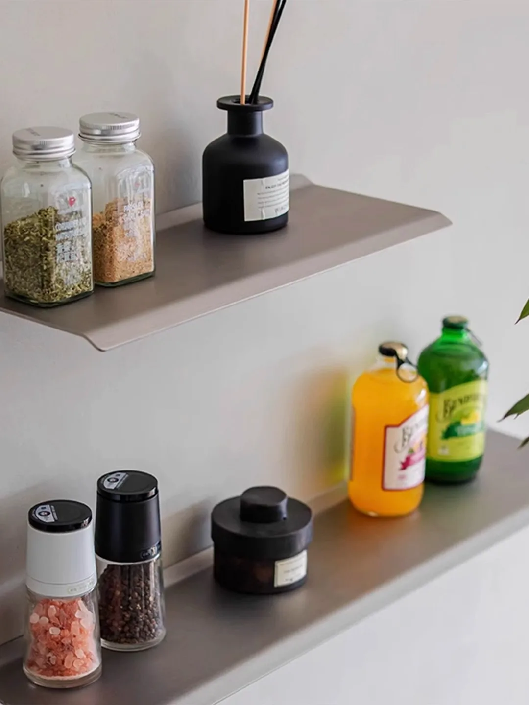 

Современная простота для домашнего использования, кухня, нержавеющая сталь, одно слово, стеллаж для хранения досок, перфорированный тип, стеллаж для хранения предметов