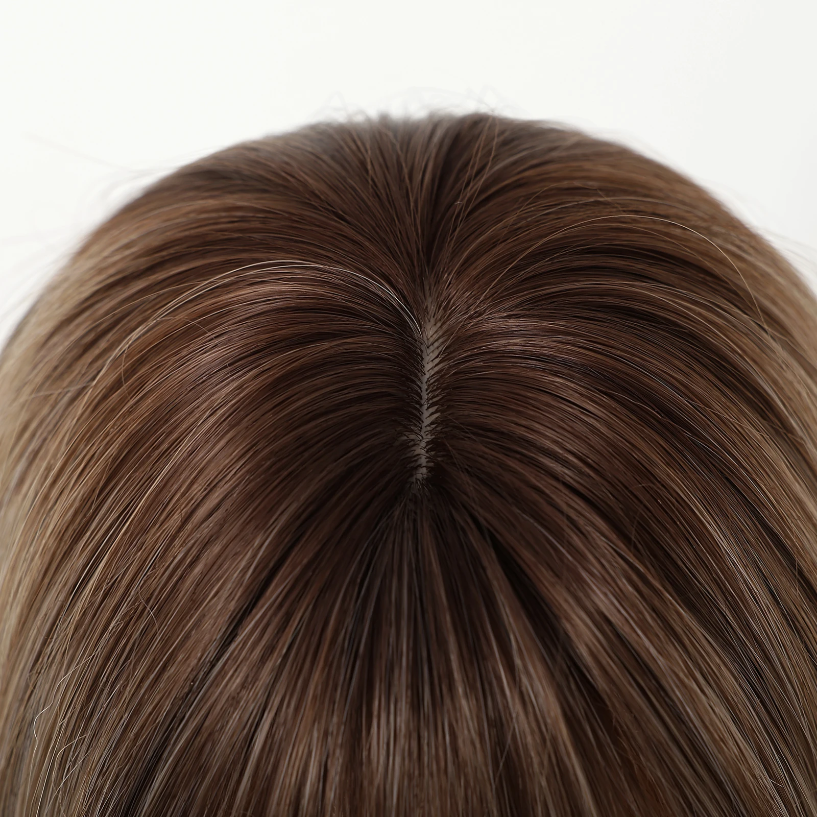 باروكة صناعية قصيرة الطبقات بني فاتح أومبير بوب مستقيمة ذات مظهر طبيعي مع غرة مقاومة للحرارة للنساء يوميًا