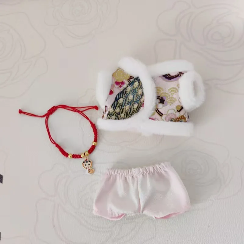 زي Labubu للعام الجديد لدمية صغيرة مقاس 17 سم على الطراز الصيني وإكسسوارات الملابس الحمراء المتطابقة