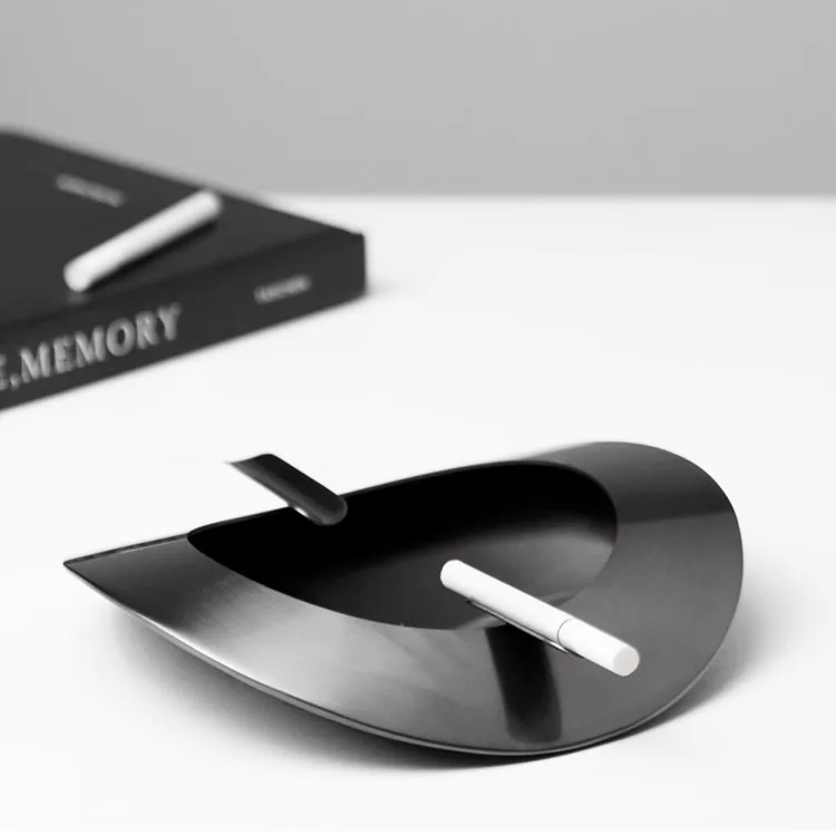 Moderne einfache Silber Gold Metall gebogene Aschenbecher Modell Zimmer Verkaufsbüro Wohnzimmer Couchtisch Desktop-Dekoration