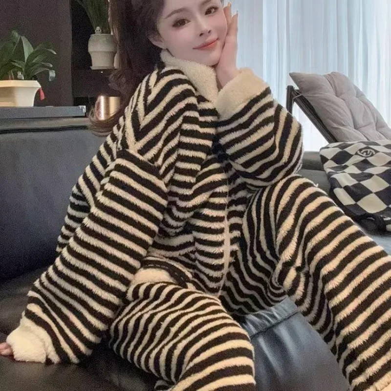 الخريف الشتاء النساء المرجان الصوف بيجامة مجموعات رشاقته الدافئة ملابس المنزل الإناث مخطط ملابس خاصة الدعاوى سيدة الفانيلا ثوب النوم