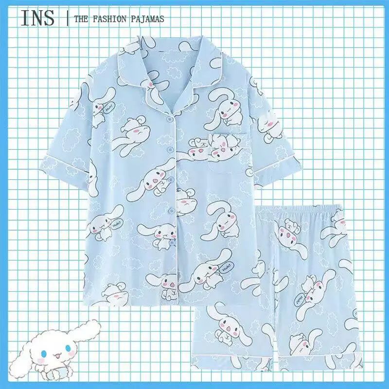 

Летняя пижама Sanrio Cinnamoroll для женщин: комплект с короткими рукавами, шортами и кардиганом, свежий и модный дизайн, домашняя одежда с мультяшным принтом.