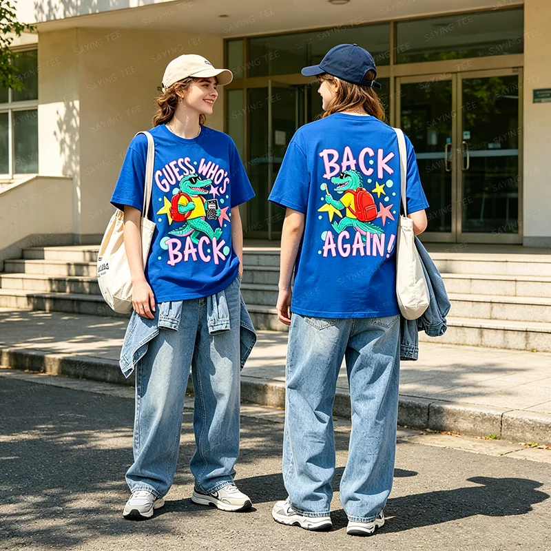 Ratet mal, wer wieder da ist: Gator Lustiges T-Shirt für Schüler und Lehrer zum Schulanfang, Y2K-Stil, beidseitig bedruckt, Grafik-Bekleidung, Neuartiges Spruch-T-Shirt – Detail 8