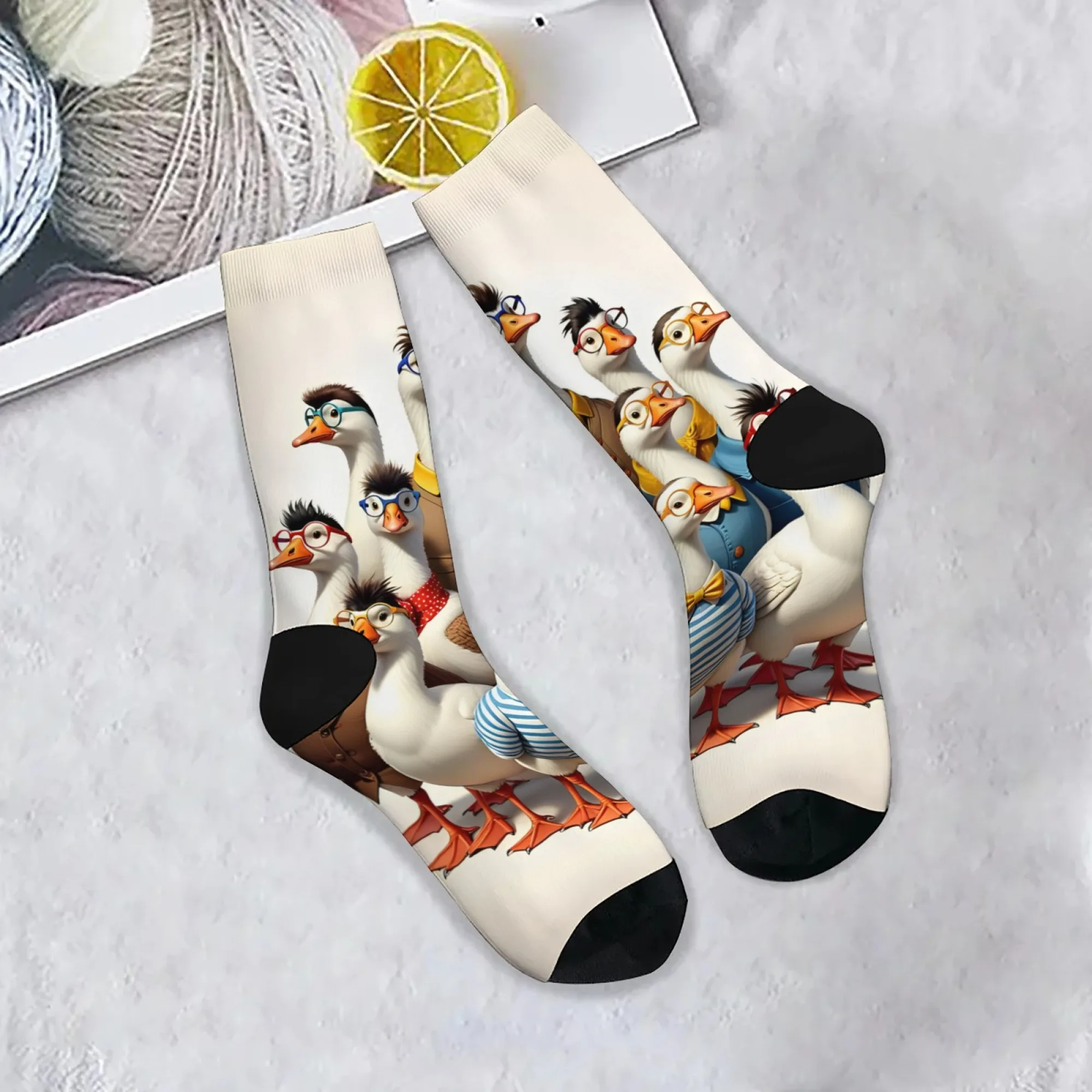 

A pair of anthropomorphic cartoon duck print men's socks, novel Harajuku retro cartoon style casual socks, fun party gift.