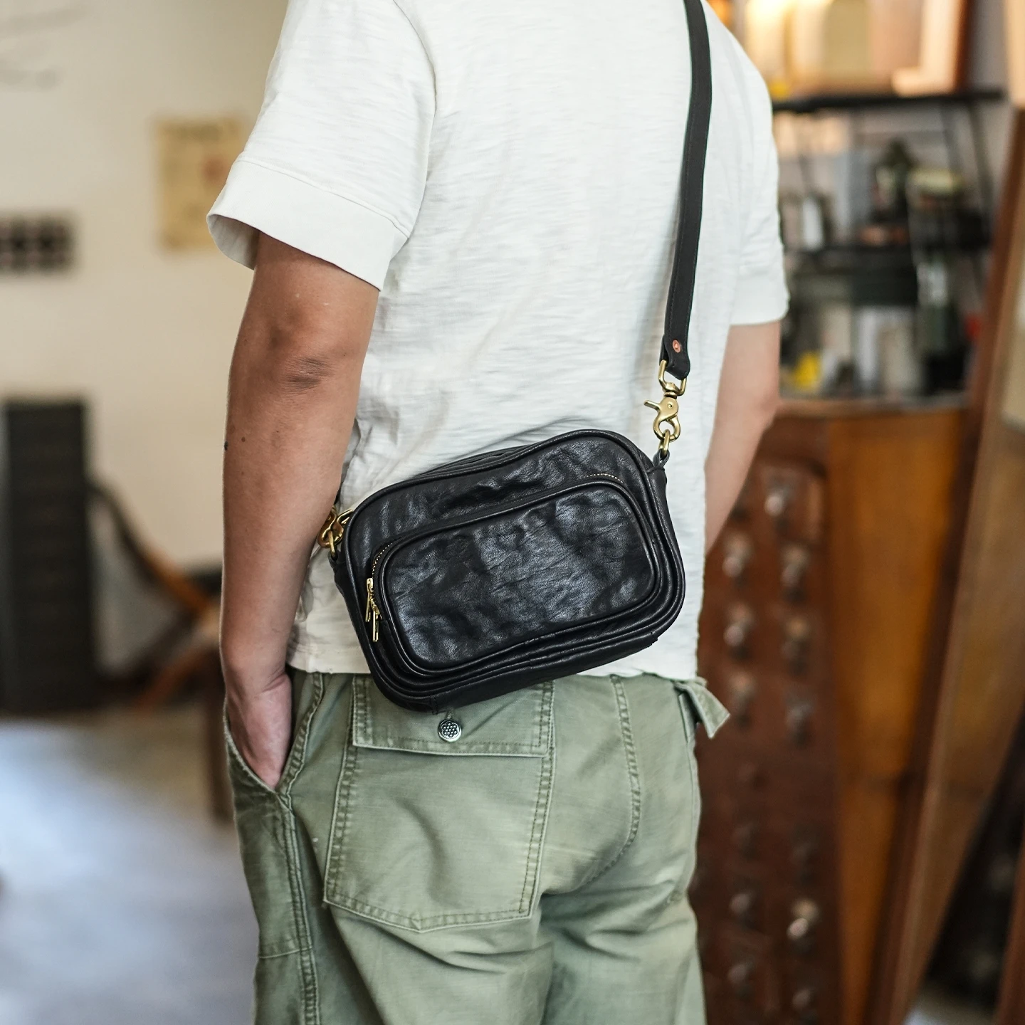 simple vintage handmade high-quality genuine leather men's crossbody bag casual designer luxury real leather shoulder bag.