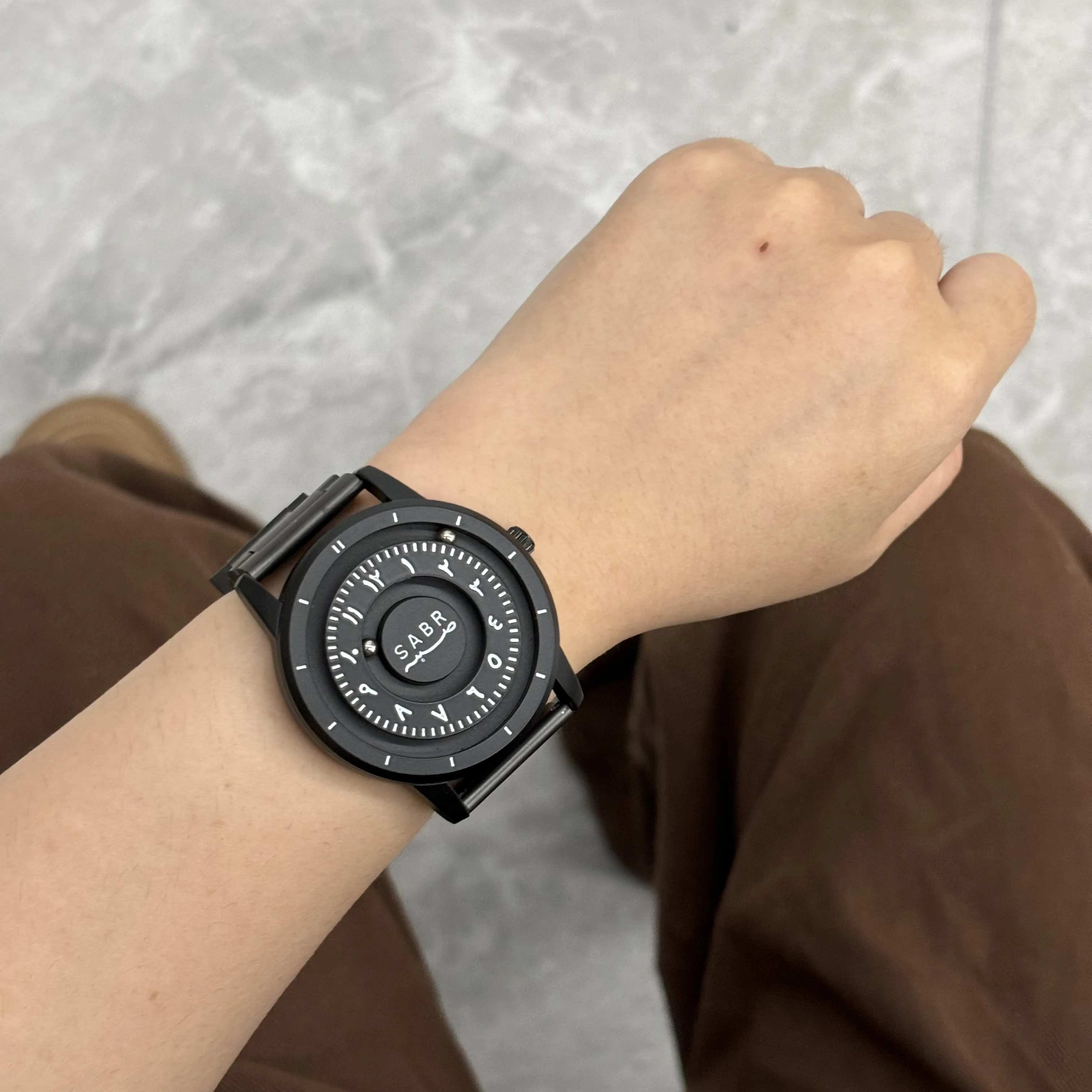 Ponteiro de contas magnéticas de numerais arábicos inspirado na tecnologia Sabr com escala, relógio masculino com tecnologia preta sem espelho personalizada